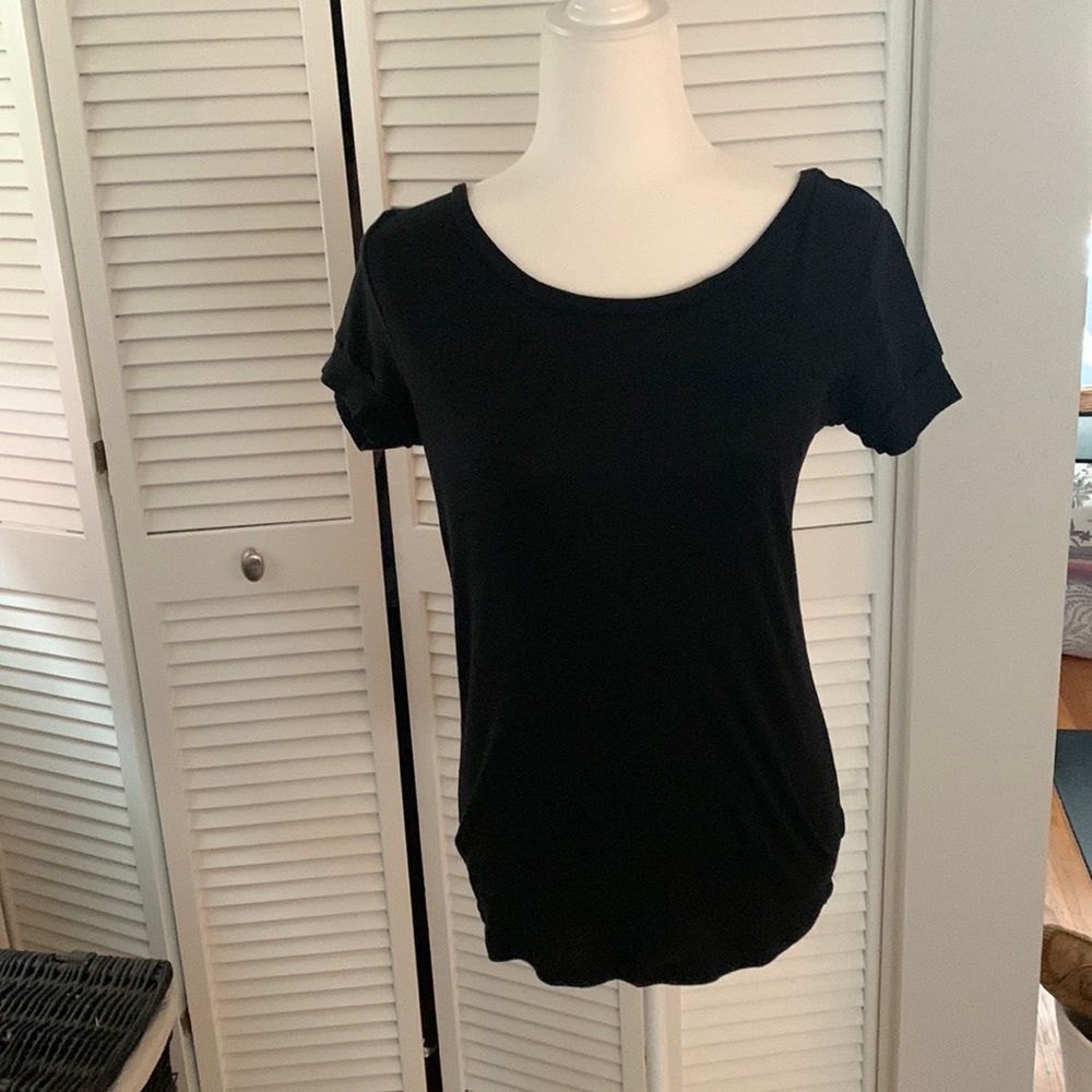 Gap short sleeve top that scoops down in the back